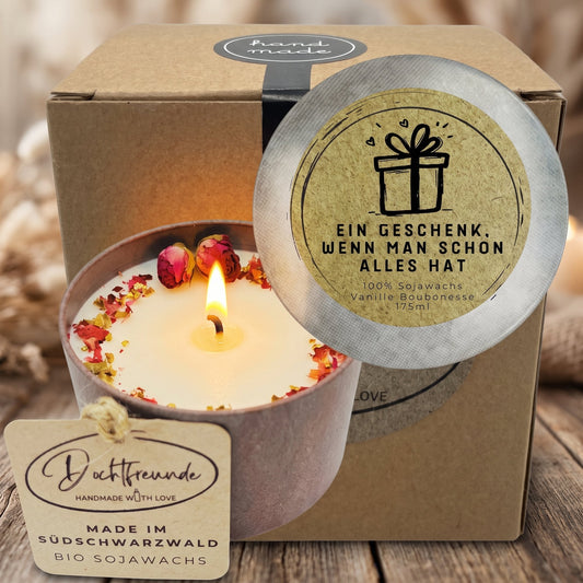 Duftkerze in der Vintage-Dose vor der Geschenkbox „Ein Geschenk, wenn man schon alles hat“. Alt-Text: „Duftkerze in Geschenkbox mit Aufschrift Ein Geschenk, wenn man schon alles hat