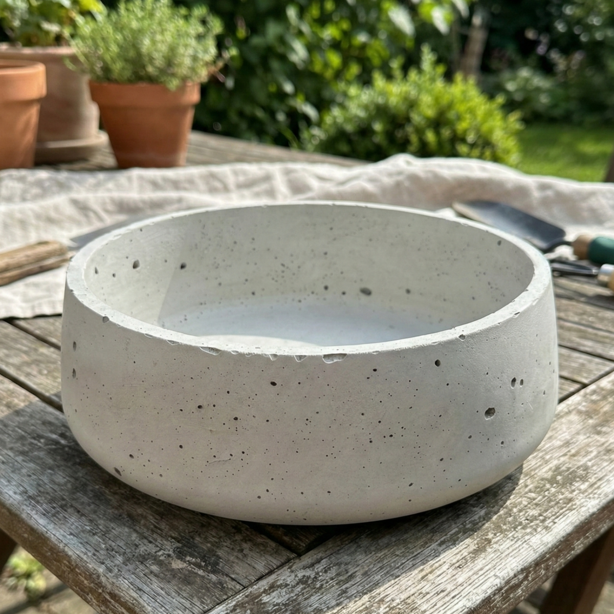 Betonschale "Schwarzwald-Massiv – handmade von DochtFreunde (Bild 2)
