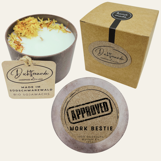 Handgemachte und personalisierbare Duftkerze „Approved Work Bestie“ – handmade von DochtFreunde (Bild 1)