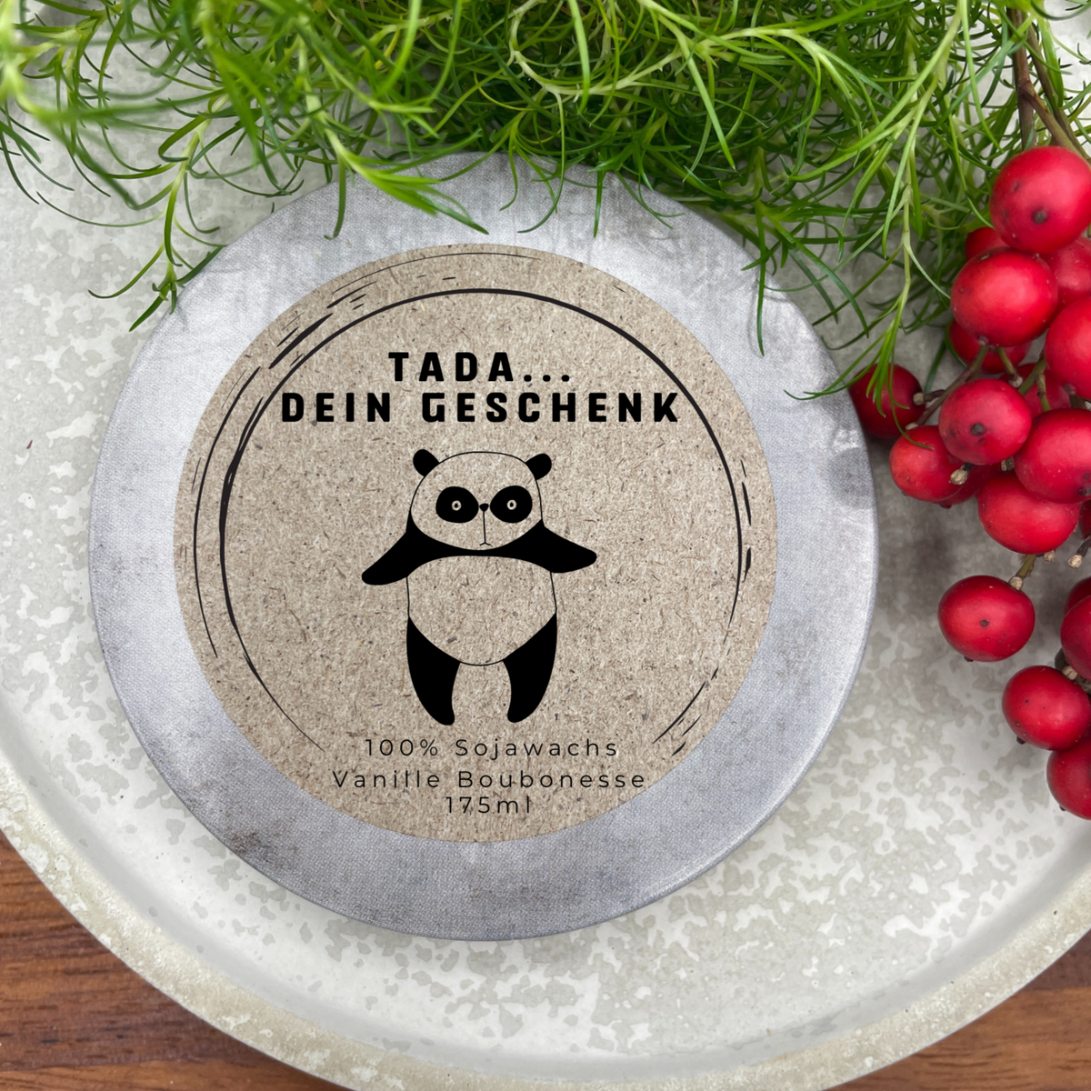 Tada dein Geschenk - LUSTIGER Panda personalisierbare PREMIUM Duftkerze mit – handmade von DochtFreunde (Bild 2)