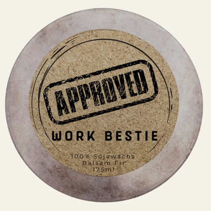 Handgemachte und personalisierbare Duftkerze „Approved Work Bestie“ – handmade von DochtFreunde (Bild 4)
