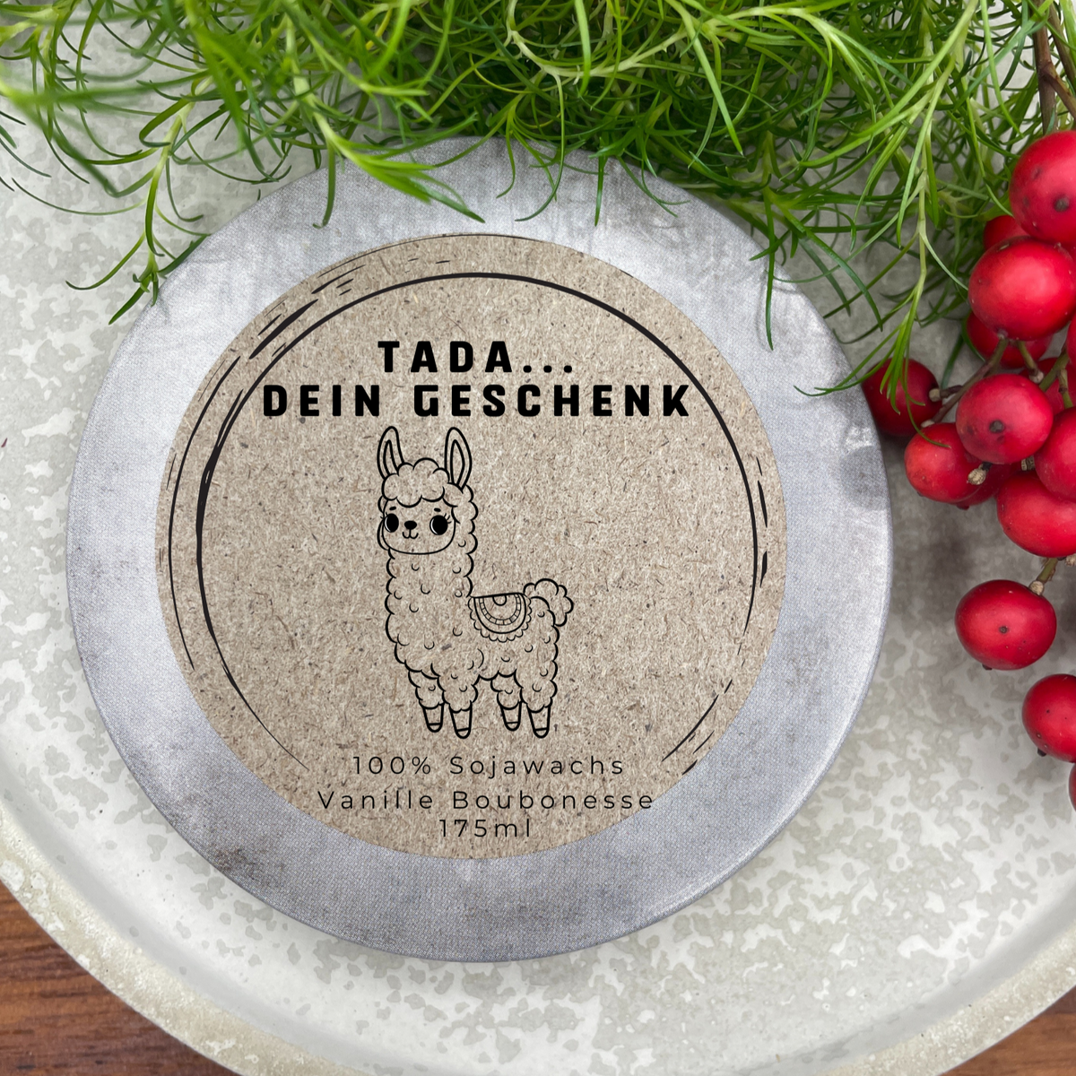 Tada - dein Geschenk - LUSTIGES Lama - personalisierbare PREMIUM Duftkerze mit – handmade von DochtFreunde (Bild 2)