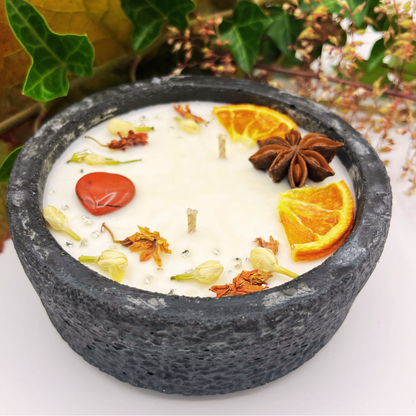 Schwarze Betonkerze  Handgemachte Duftkerze aus Sojawachs mit Herz-Blüten – handmade von duchtfreunde.comkoriert mit Herzstein und Blüten