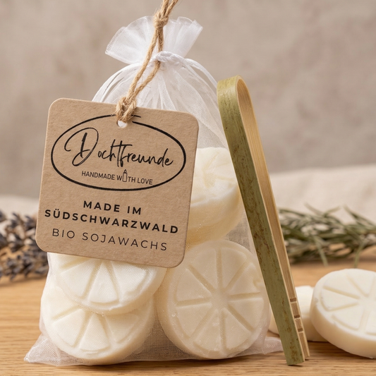 Weißes Organzasäckchen gefüllt mit handgefertigten Zitronenscheiben aus Sojawachs mit Citronella-Duft, inklusive Holzzange und Dochtfreunde-Etikett.