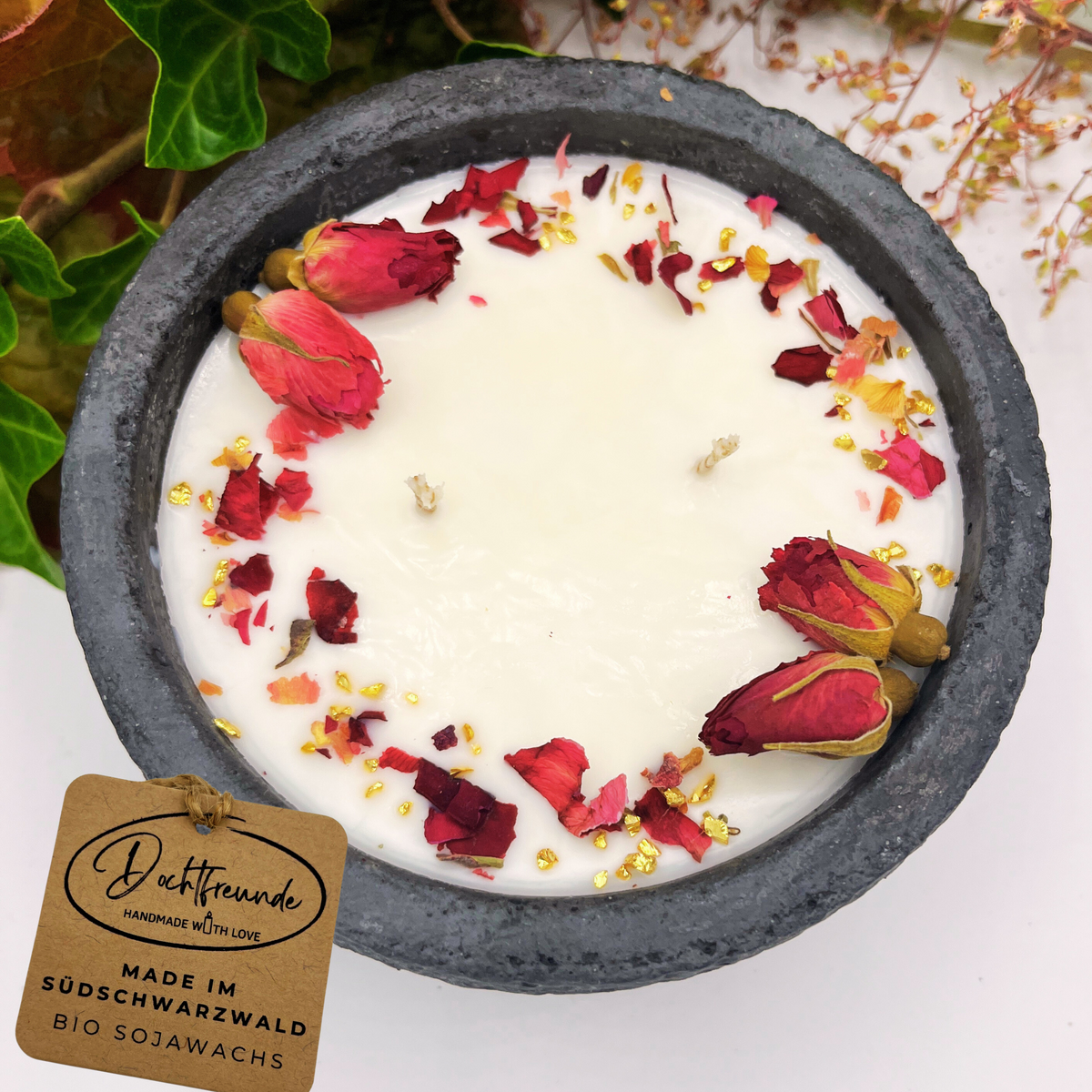 Das Design-Statement für dein Zuhause: schwarzer Beton, 1 kg schwer, Vanille-Toffee-Duft, Sojawachs, dekoriert mit getrockneten Rosenblättern