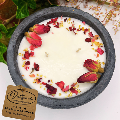 Das Design-Statement für dein Zuhause: schwarzer Beton, 1 kg schwer, Vanille-Toffee-Duft, Sojawachs, dekoriert mit getrockneten Rosenblättern