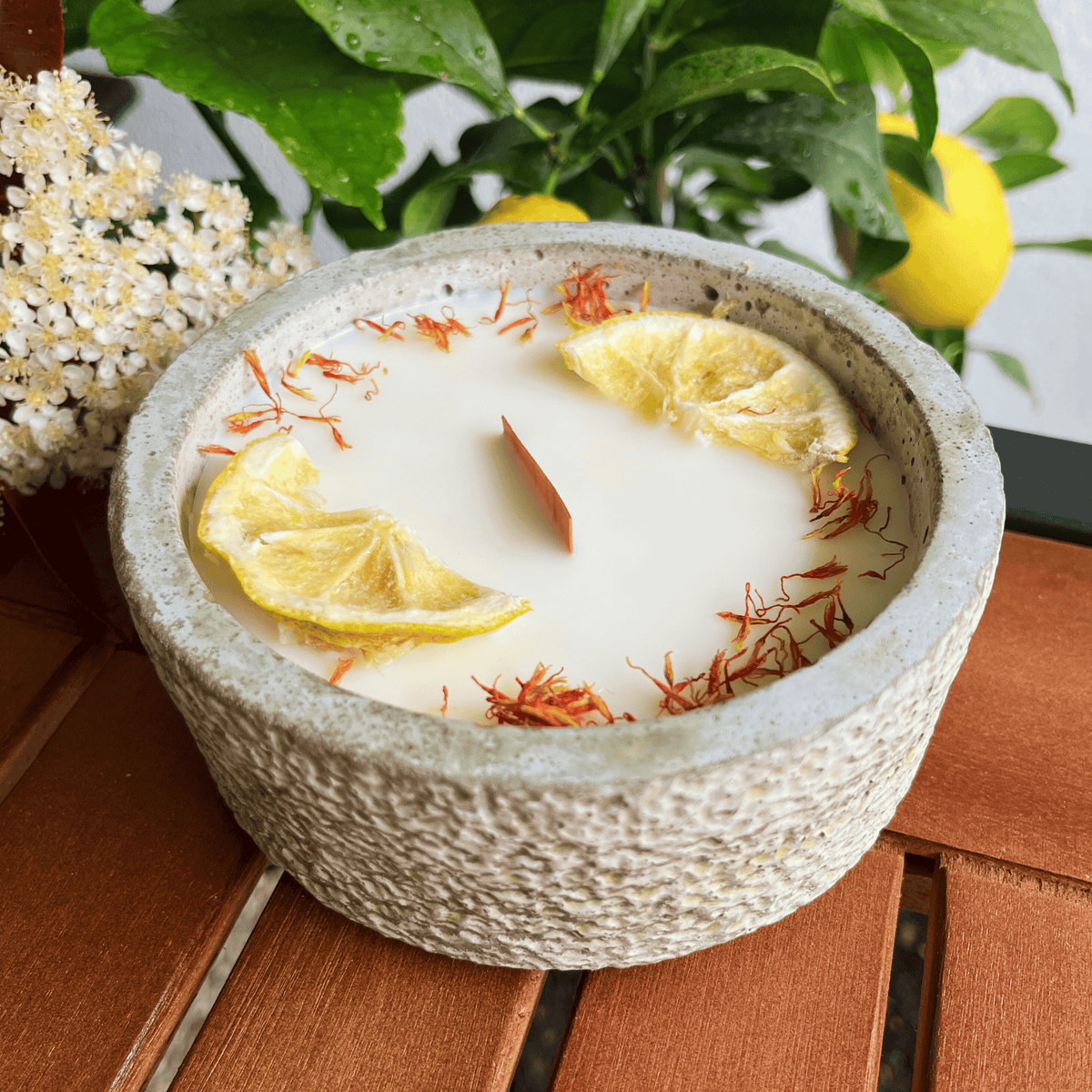 Limitierte Einzelstücke: Outdoor Citronella-Betonkerze „Mugge Schreck“ – handgemacht im Südschwarzwald mit Blütenverzierung, DochtFreunde