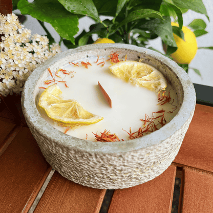 Limitierte Einzelstücke: Outdoor Citronella-Betonkerze „Mugge Schreck“ – handgemacht im Südschwarzwald mit Blütenverzierung, DochtFreunde