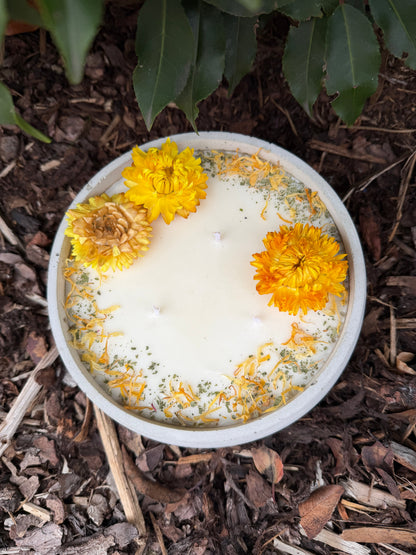 XL Betonkerze "Big Sunshine" (18cm) mit leuchtend gelben Strohblumen. Runde graue Betonschale, gefüllt mit 520g Sojawachs und 3 Dochten. Frühlingshafte Deko mit gelben Blüten und Kräutern. Handmade.