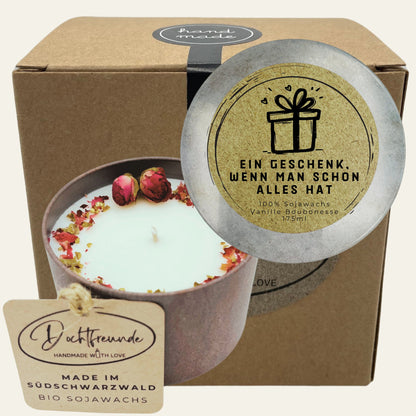 Handgegossene Duftkerze mit Rosenknospen in Metalldose, Deckel „Ein Geschenk, wenn man schon alles hat“, Kraftkarton-Box